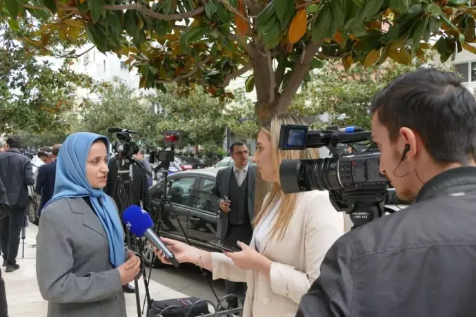 خواهر مجاهد مونا تعاونی از بستگان شهدای قتل‌عام۶۷ در حال مصاحبه با خبرنگاران
