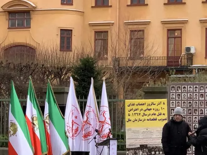 تظاهرات ایرانیان آزاده در سوئد همزمان با چهارمین جلسه بازپرسی از دژخیم حمید نوری در برابر دادگاه - ۸آذرماه - 4