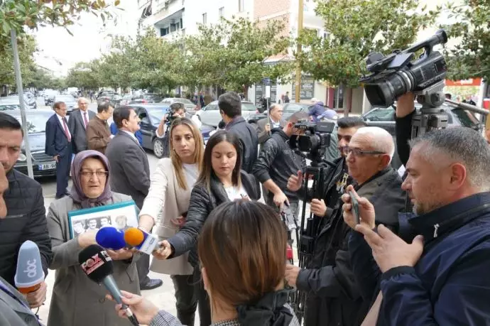 مصاحبه خواهر مجاهد خدیجه برهانی با خبرنگاران حاضر در برابر دادگاه دورس - 2
