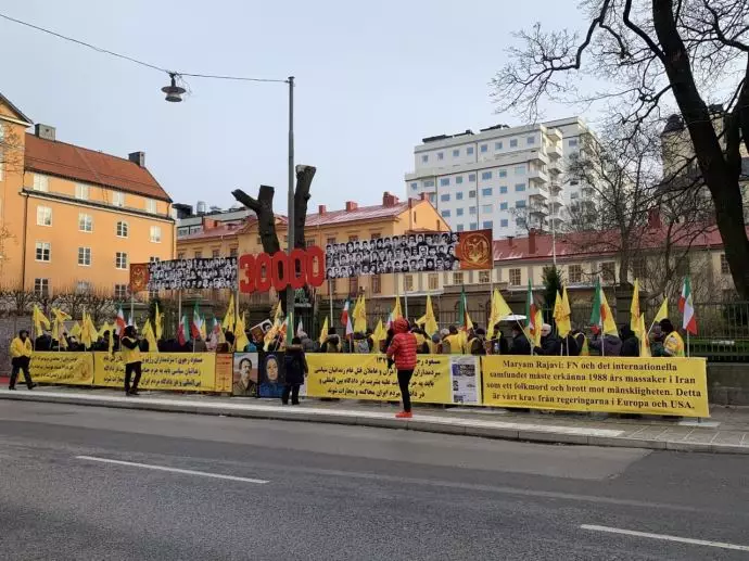 -شروع دادگاه دژخیم حمید نوری در استکهلم، همراه با آکسیون در اشرف۳ و تظاهرات حامیان مقاومت در سوئد - 2