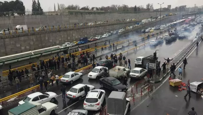 تجارب قیام آبان – شیوه‌های ایجاد ترافیک توسط قیام‌آفرینان - گزارش تصویری - 1