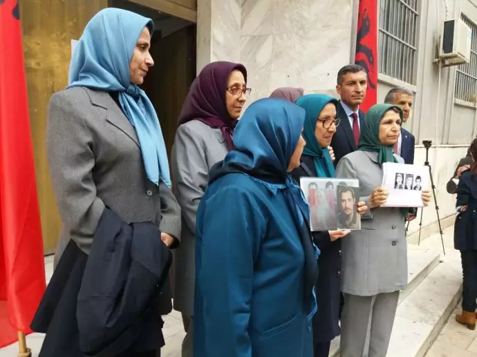 حضور شماری از زندانیان سیاسی شکنجه شده به‌دست دژخیمان رژیم در برابر دادگاه دژخیم حمید نوری در دورس آلبانی - 2