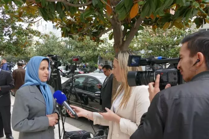 خواهر مجاهد مونا تعاونی از بستگان شهدای قتل‌عام۶۷ در حال مصاحبه با خبرنگاران