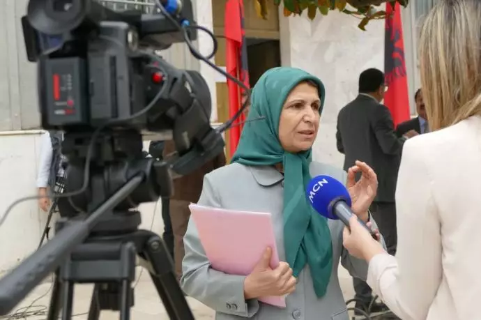 خواهر مجاهد مهری حاجی‌نژاد در حال مصاحبه با ام.سی.ان آلبانی