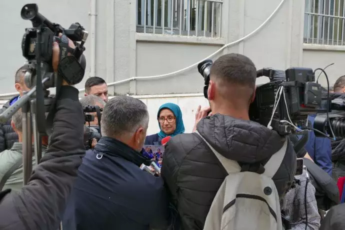 خواهر مجاهد فریده گودرزی در برابر دادگاه دورس با خبرنگاران حاضر در صحنه مصاحبه می‌کند - 0