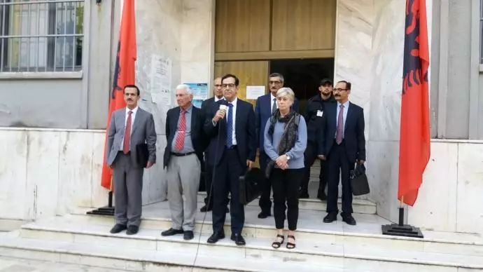 مجید صاحب‌جمع و شماری از شاکیان و وکلای پرونده در حین خروج از دادگاه دورس آلبانی- دادگاه دژخیم حمید نوری - ۲۰ آبان