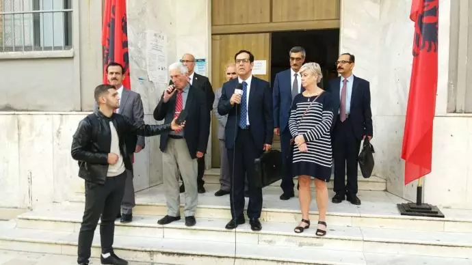 دادگاه دورس آلبانی - مجید صاحب جمع در آنتراکت امروز دادگاه از دادگاه خارج شده و مشغول سخنرانی است