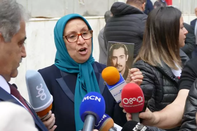 خواهر مجاهد فریده گودرزی در برابر دادگاه دورس با خبرنگاران حاضر در صحنه مصاحبه می‌کند - 2