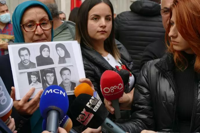 خواهر مجاهد فریده گودرزی در برابر دادگاه دورس با خبرنگاران حاضر در صحنه مصاحبه می‌کند - 4
