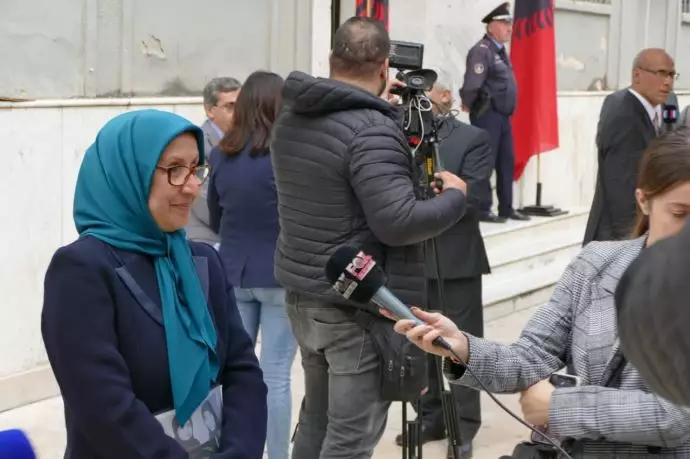 خواهر مجاهد فریده گودرزی در برابر دادگاه دورس با خبرنگاران حاضر در صحنه مصاحبه می‌کند - 6