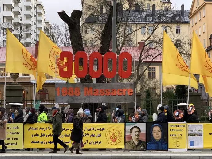 تظاهرات ایرانیان آزاده در سوئد همزمان با چهارمین جلسه بازپرسی از دژخیم حمید نوری در برابر دادگاه - ۸آذرماه - 7