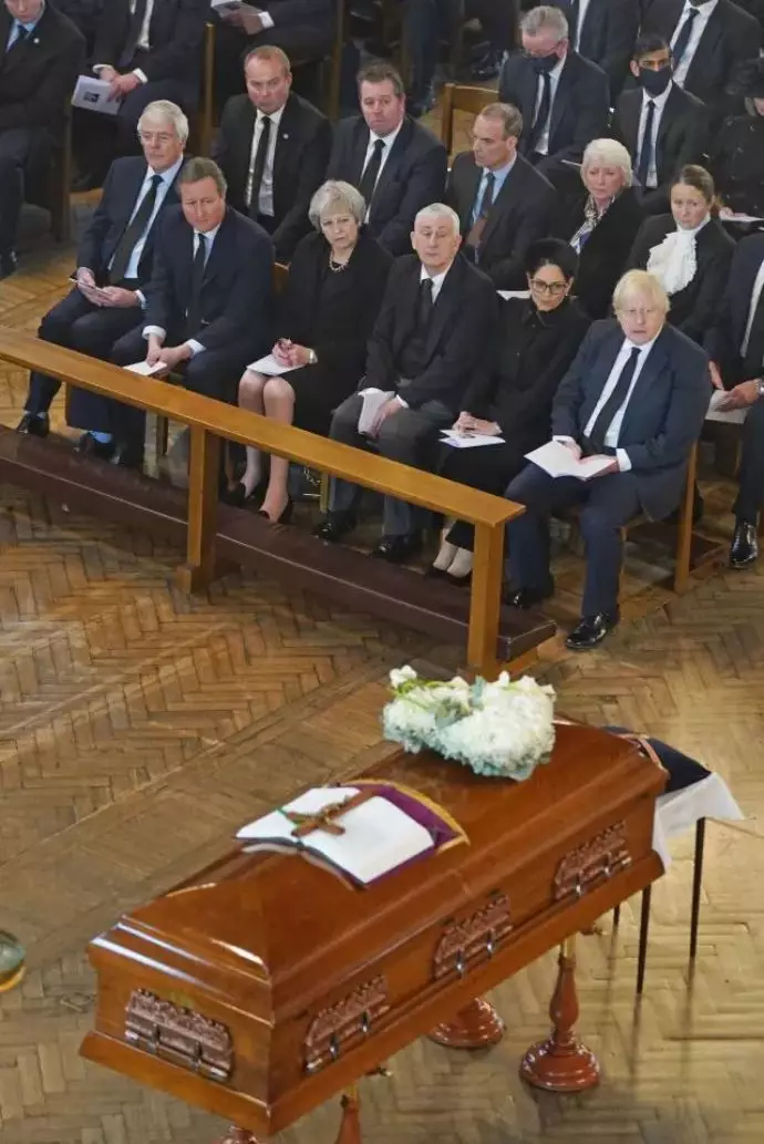 روزنامه سان: مراسم وداع با سر دیوید ایمس، با حضور بوریس جانسون نخست‌وزیر انگلستان - 4