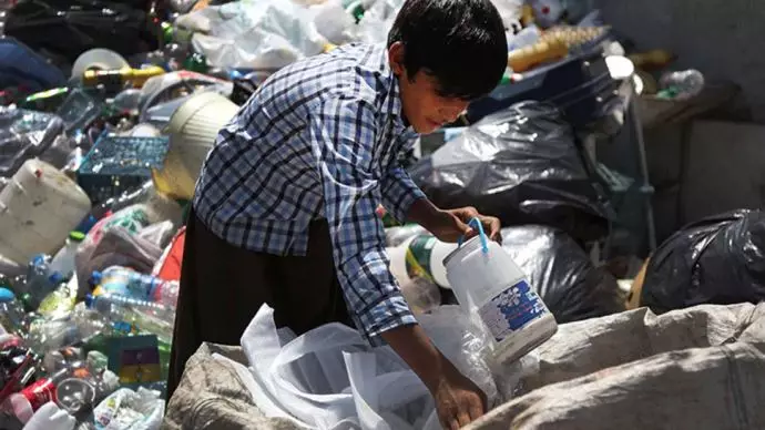 بسیاری از کودکان در میان زباله ها در پی لقمه ای نان هستند