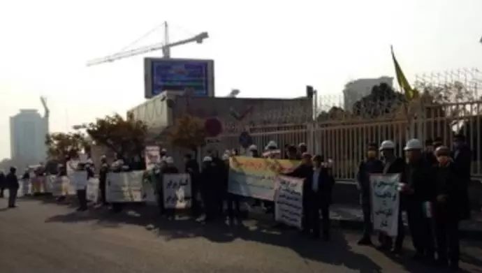 تجمع اعتراضی کلاه سفید‌ها مقابل وزارت نیرو