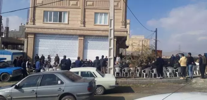 سنندج. تجمع مردم مقابل منزل حیدر قربانی بعد از اعدام او توسط دژخیمان خامنه‌ای