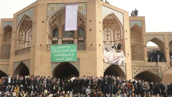 تظاهرات مردم اصفهان علیه بحران آبی 