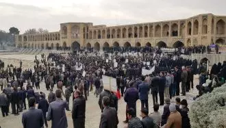 اعتراضات مردم اصفهان در کف زاینده رود