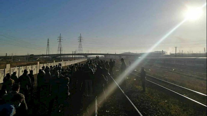 بستن مسیر راه‌آهن توسط کارگران شرکت هپکو