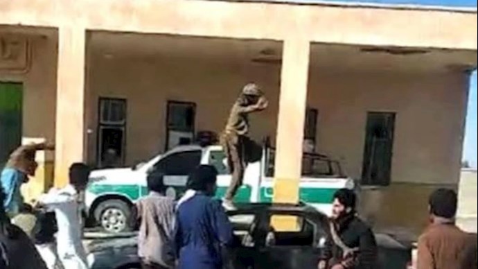 حمله مردم به یکی از پاسگاههای نیروهای سرکوبگر