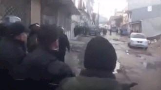 مقاومت مردم در برابر اقدام به تخریب خانه‌های آنها توسط نیروهای سرکوبگر رژیم