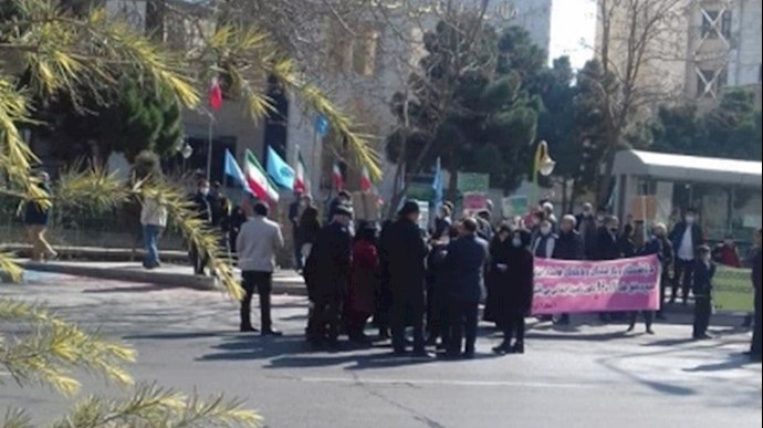 مشهد - تجمع اعتراضی بازنشستگان و مستمری‌بگیران تأمین اجتماعی - ۱۵ بهمن ۱۳۹۹