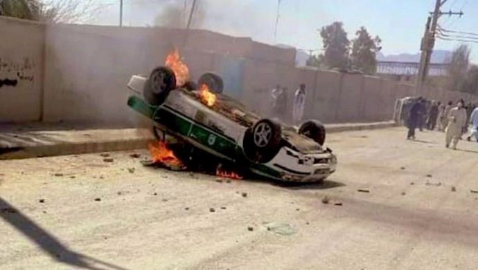 به آتش کشیدن خودروهای انتظامی در سراوان