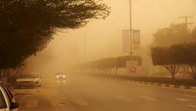 آلودگی هوا همراه با وزش باد شدید در  یزد