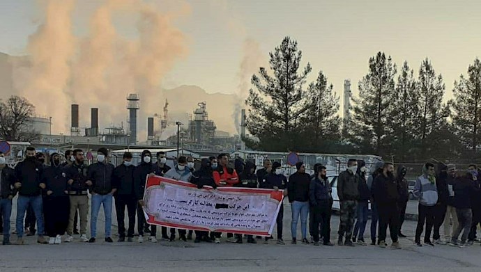 کارگران پتروشیمی جلو درب پتروشیمی