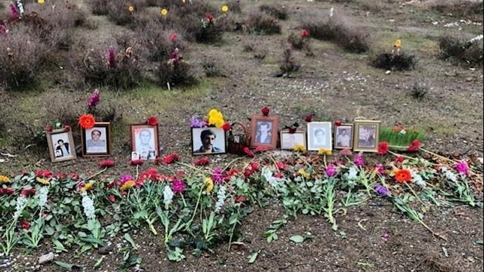 گل‌گذاری مزار شهیدان قتل عام ۶۷ در خاوران