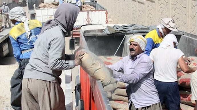 کارگران ایران با فقر دست و پنجه نرم میکنند