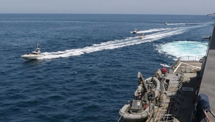 نزدیک شدن  قایق‌های سپاه به کشتی گارد ساحلی آمریکا