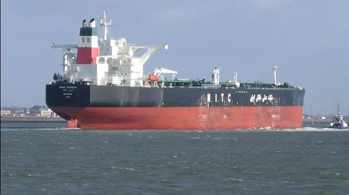 کشتی نفتی رژیم در مسیر  انتقال نفت - آرشیو