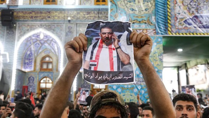 تصویری از شهید انقلاب عراق ایهاب الوزنی در دست قیام کنندگان عراقی