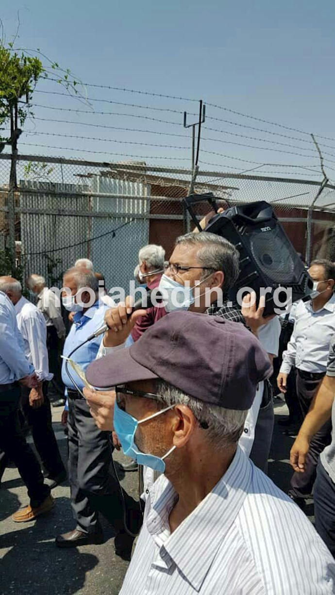 تجمع اعتراضی کارکنان بازنشسته ایران‌ایر مقابل ساختمان هواپیمایی در تهران