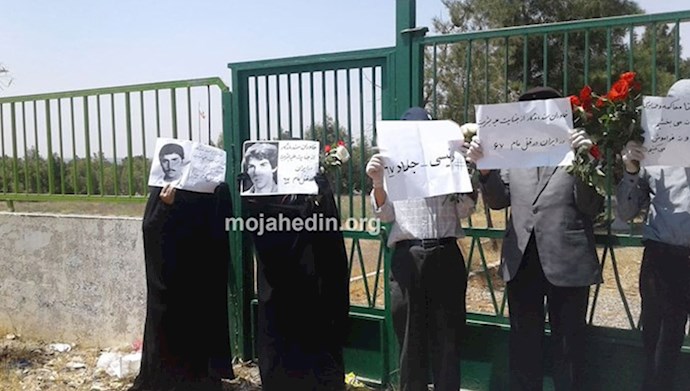 تجمع گروهی از خانواده‌های شهیدان مجاهد در خاوران با شعار «رئیسی جلاد ۶۷»
