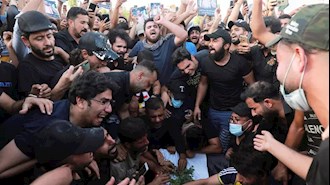 وداع جوانان عراقی در کربلا با پیکر ایهاب الوزنی از فعالان تظاهرات