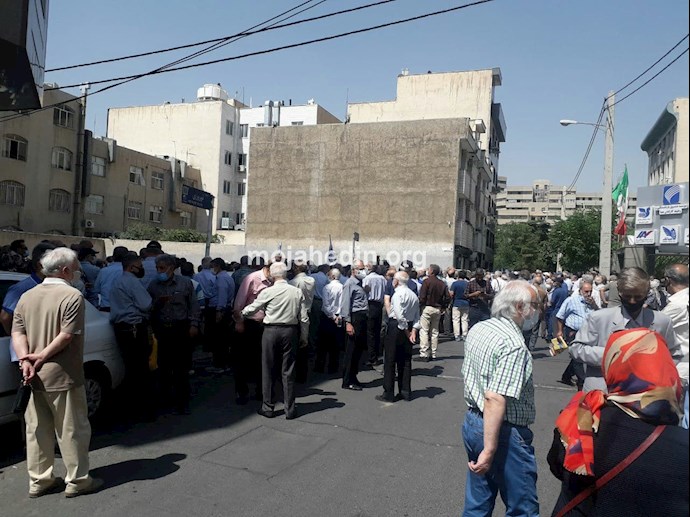 تجمع اعتراضی کارکنان بازنشسته ایران‌ایر مقابل ساختمان هواپیمایی در تهران