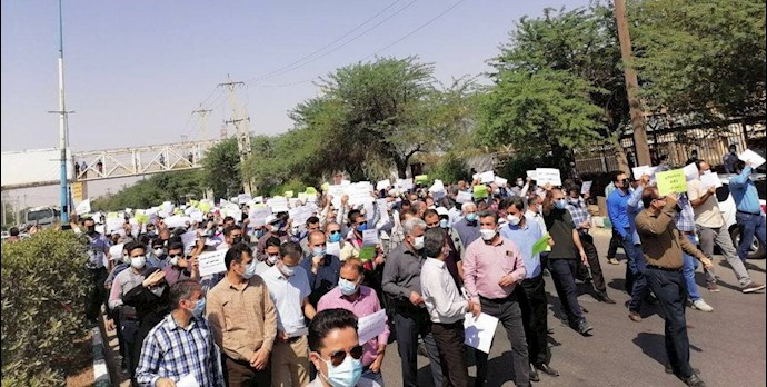 -تجمع و راهپیمایی کارکنان رسمی نفت در اهواز