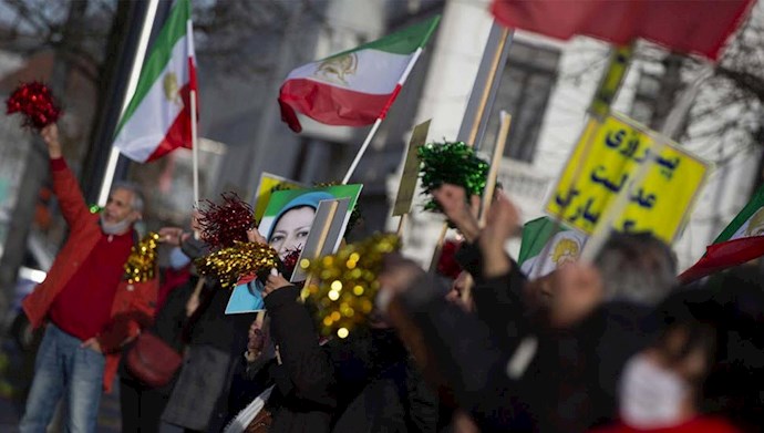 دادگاه آنتورپ - هواداران مجاهدین پیروزی عدالت را جشن می‌گیرند
