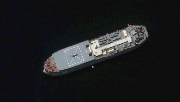 کشتی مکران رژیم آخوندی که هفت قایق روی آن هستند