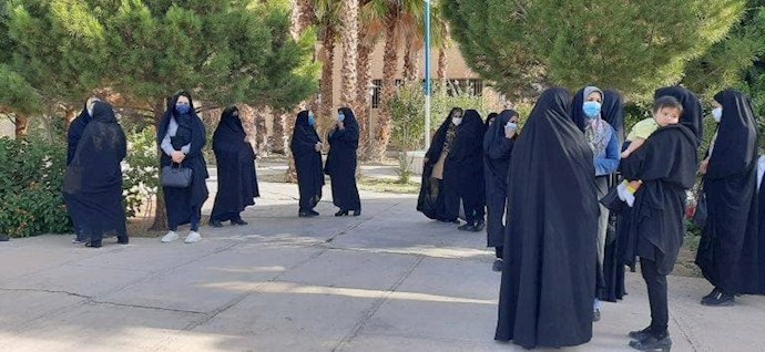 -بافق. اعتراض جمعی از خانواده‌های کارگران معدن فسفات 