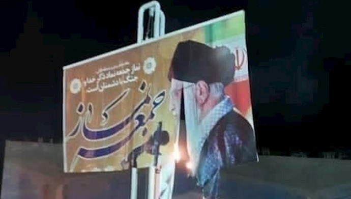 به آتش کشیدن بنر منحوس خامنه‌ای در بهارستان اصفهان -۵مرداد۱۴۰۰