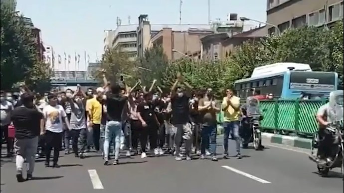 تظاهرات در تهران با شعار خامنه‌ای حیا کن مملکتو رها کن