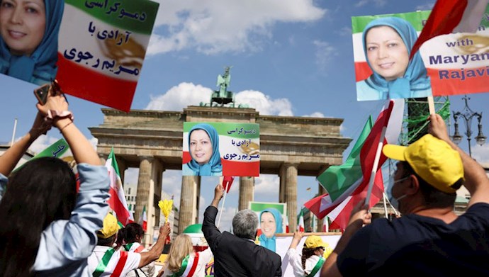تظاهرات (ایرانیان) در مقابل دروازه برجسته براندنبورگ در برلین