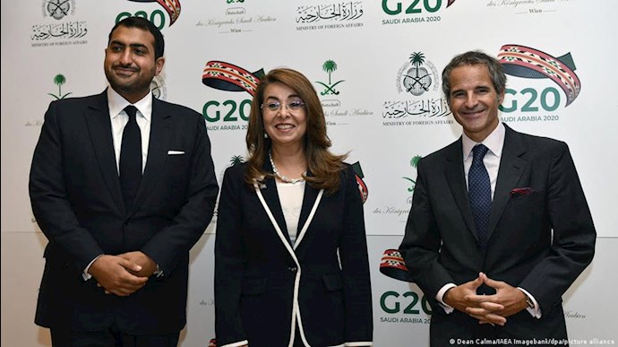 عبدالله بن خالد بن سلطان آل سعود (چپ) در کنار دبیرکل دفتر ایالات متحده در وین (وسط) و رافائل گروسی رییس آژانس 
