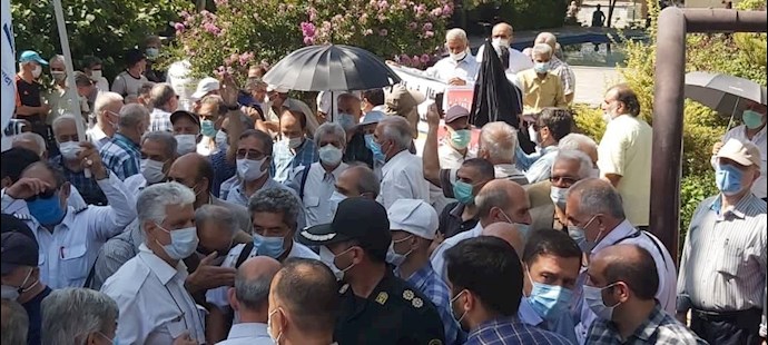 تجمع اعتراضی بازنشستگان شرکت هواپیمایی هما در تهران 