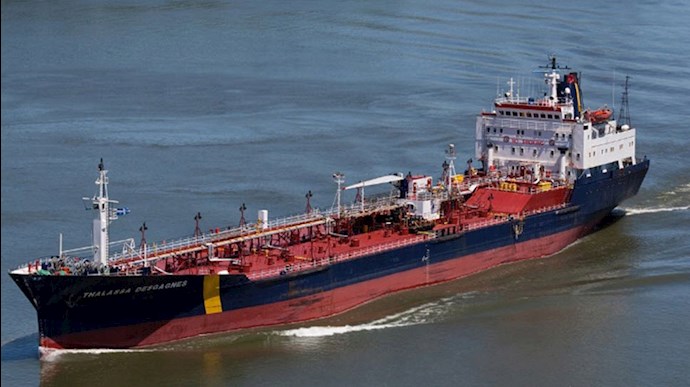 یک کشتی تجاری در آب‌های امارات ربوده شده است