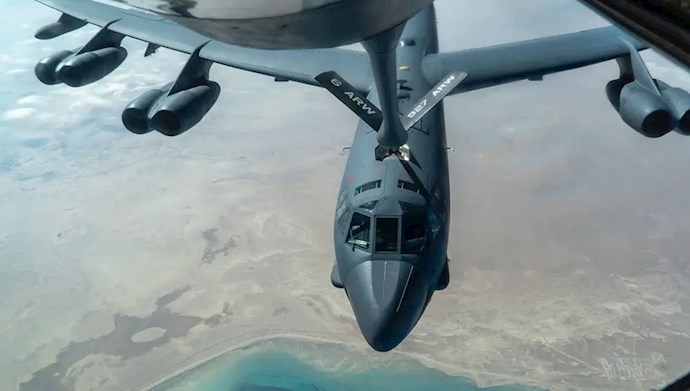 یک هواپیمای B-۵۲ نیروی هوایی آمریکا پس از سوخت گیری هوایی