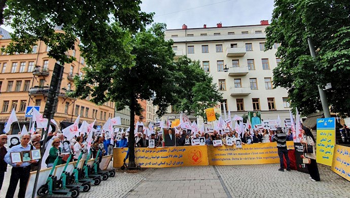 تظاهرات هواداران مجاهدین در استکهلم سوئد همزمان به شروع محاکمه حمید نوری از دژخیمان قتل عام ۶۷