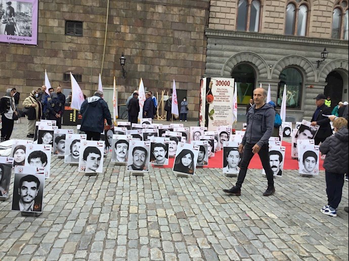 نمایشگاه گرامی‌داشت ۳۰۰۰۰گل‌سرخ سربه‌دار در سی و سومین سالگرد قتل‌عام ۶۷ - استکهلم مقابل پارلمان سوئد - 3